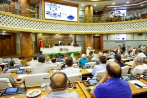 Antalya Büyükşehir Belediyesi vektörle mücadele ekipleri ilaçlama yaparken