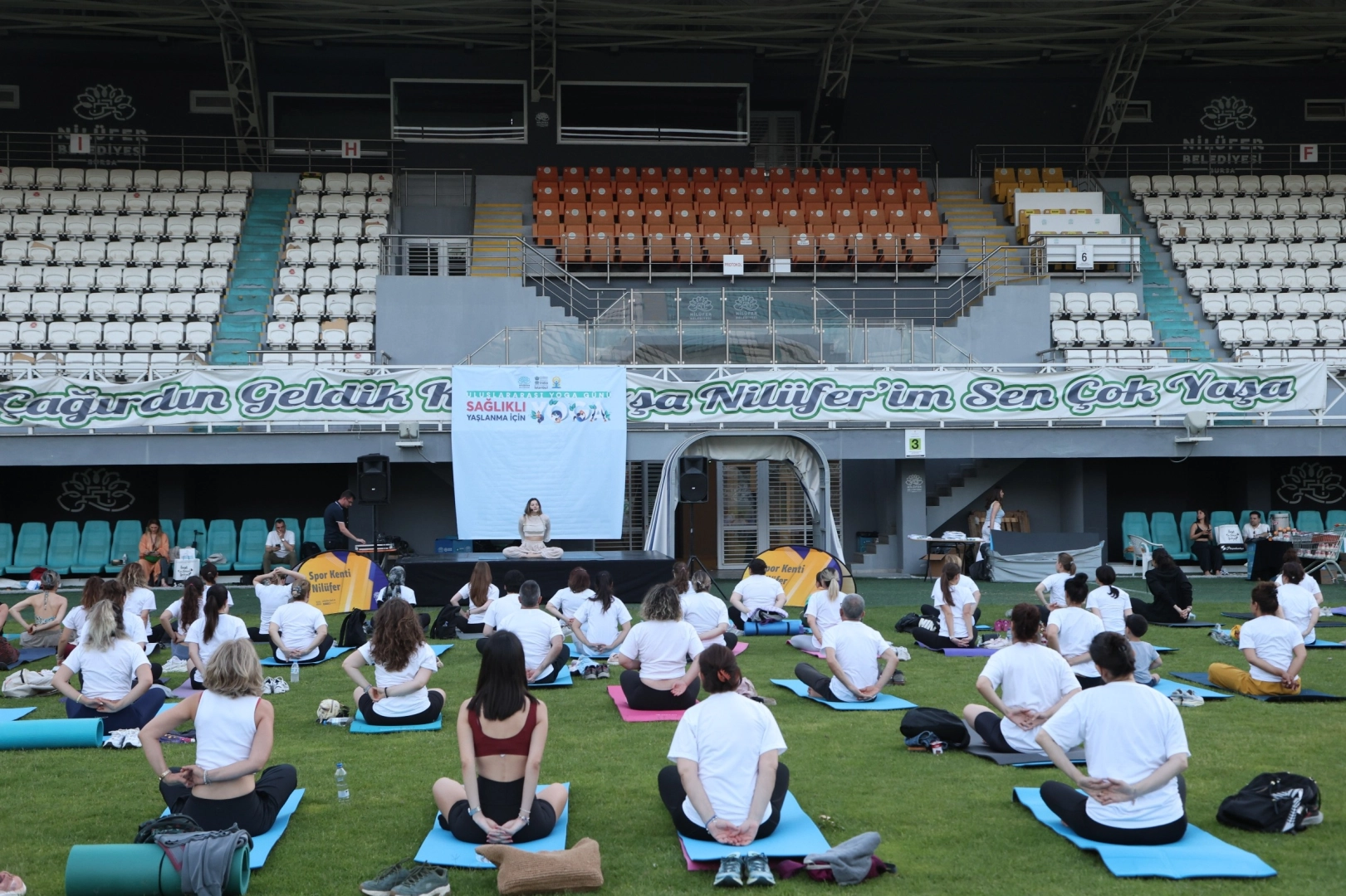 Nilüfer'de Uluslararası Yoga Günü kapsamında sağlıklı yaşlanma temalı yoga etkinliği