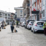 Bornova Belediyesi ekipleri Mevlana Mahallesi'nde sokakları temizlerken