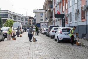 Bornova Belediyesi ekipleri Mevlana Mahallesi'nde sokakları temizlerken