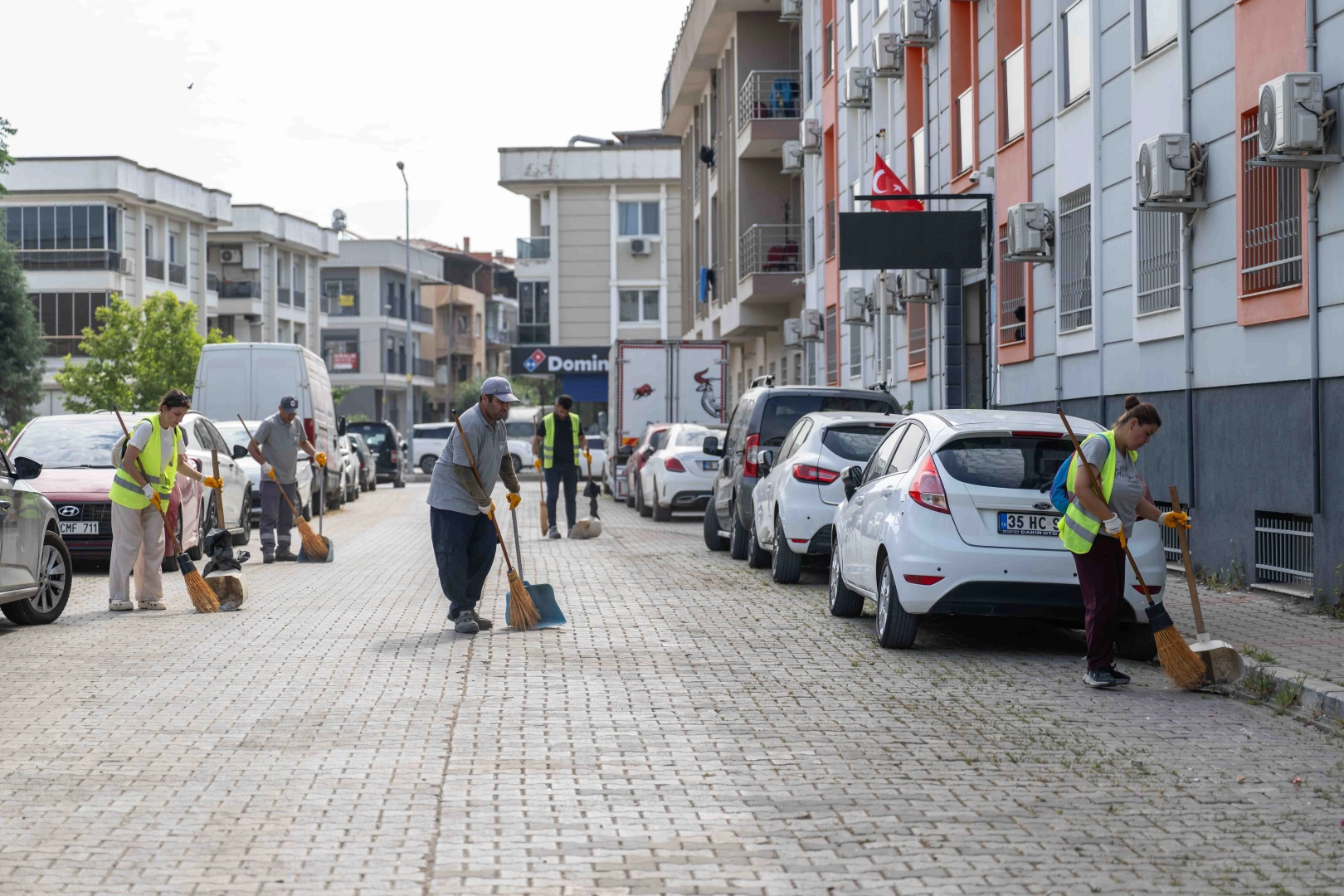 Bornova Belediyesi ekipleri Mevlana Mahallesi'nde sokakları temizlerken