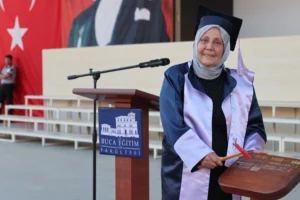 Dokuz Eylül Üniversitesi Eğitim Fakültesi mezuniyet töreninde birincilik elde eden Nadide Kazmaz