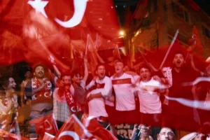 Altı Üstü İstanbul dizisi oyuncuları A Milli Takım'a destek videosu çekerken