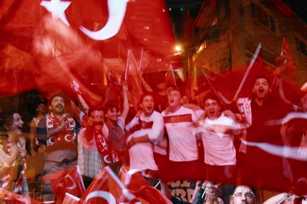 Altı Üstü İstanbul dizisi oyuncuları A Milli Takım'a destek videosu çekerken