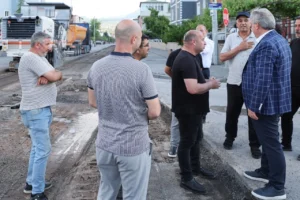 Kayseri Melikgazi Belediyesi, Osmanlı Mahallesi'nde yol yenileme ve yeni sosyal tesis inşaat çalışmalarını sürdürüyor.