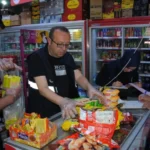 Şanlıurfa'da zabıta ekiplerinin son kullanma tarihi geçmiş gıda ürünlerini topladığı denetimden bir görüntü