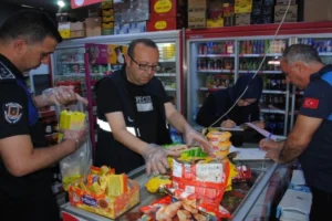 Şanlıurfa'da zabıta ekiplerinin son kullanma tarihi geçmiş gıda ürünlerini topladığı denetimden bir görüntü