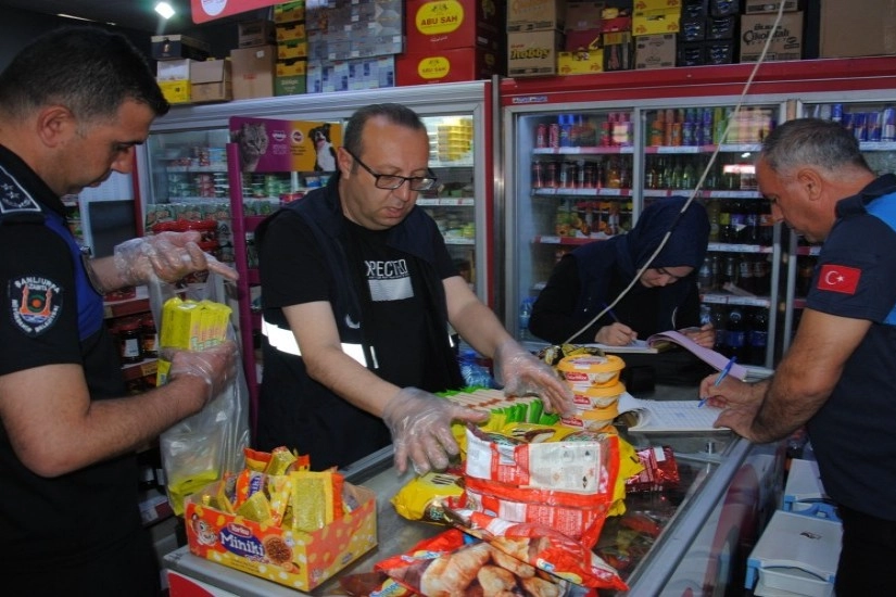 Şanlıurfa'da zabıta ekiplerinin son kullanma tarihi geçmiş gıda ürünlerini topladığı denetimden bir görüntü