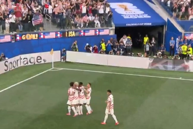 ABD futbol takımı oyuncuları sahadan galip ayrılıyor