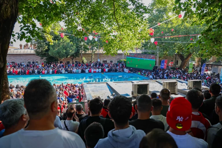 Bursalılar Milli Maçı Dev Ekranda Coşkuyla İzliyor