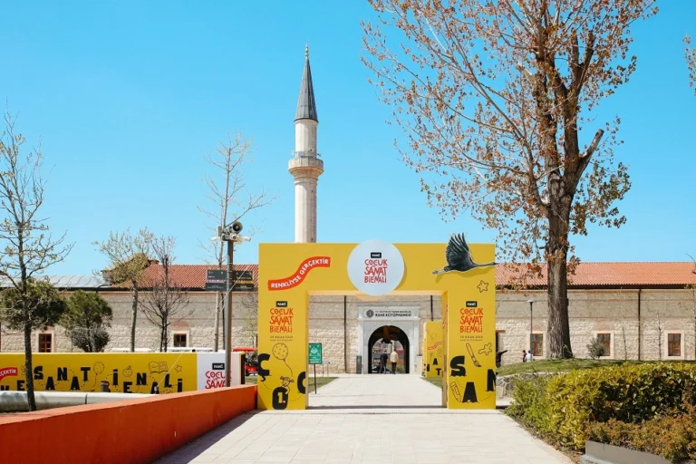 Rami Çocuk ve Sanat Bienali, yoğun ilgi üzerine 31 Temmuz'a kadar uzatıldı ve 450 bin ziyaretçiyi aştı.