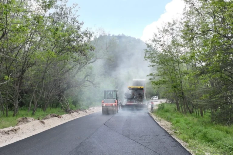 Gölcük Tabiat Parkı'nda asfaltlama çalışması yapılan yol