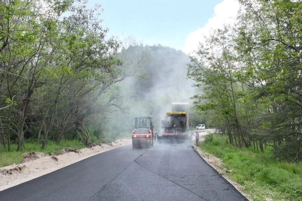 Gölcük Tabiat Parkı'nda asfaltlama çalışması yapılan yol
