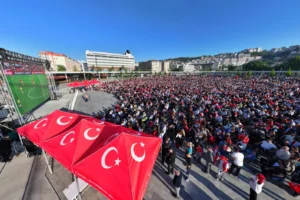 Kocaeli Milli İrade Meydanı'nda Milli Takım maçı izleyen kalabalık