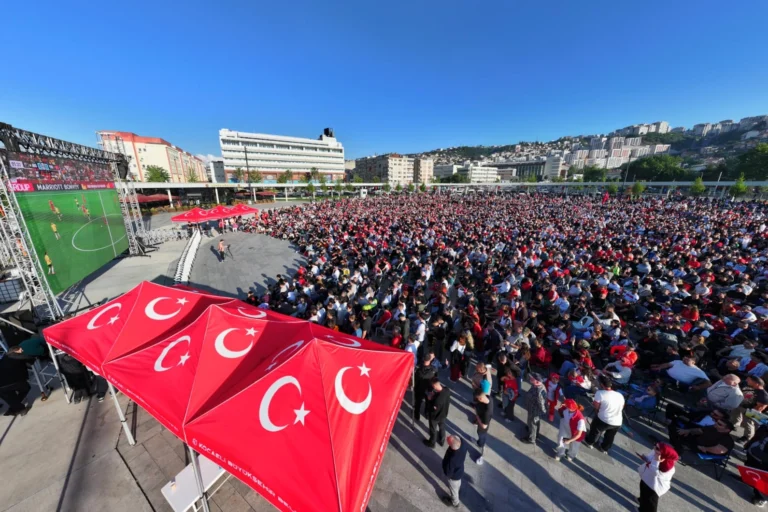 Kocaeli Milli İrade Meydanı'nda Milli Takım maçı izleyen kalabalık