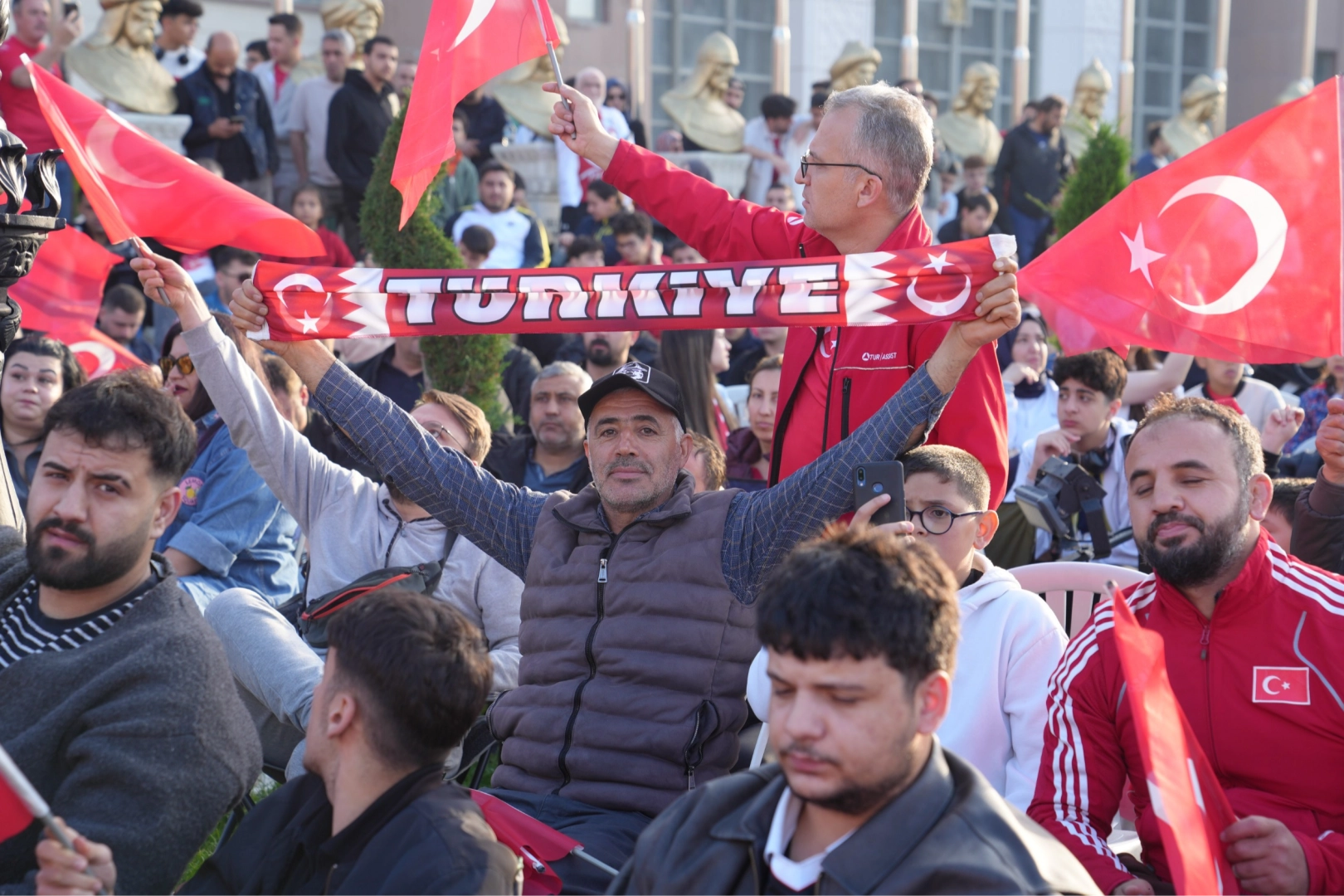 Keçiören'de milli futbol heyecanı dev ekranda yaşanıyor