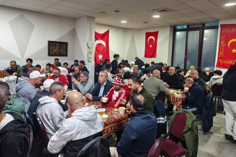 Almanya'daki gurbetçiler Dünya Kupası maçını camide izlerken