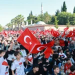 Gebze'de vatandaşlar milli maçı dev ekrandan hep birlikte izliyor