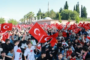 Gebze'de vatandaşlar milli maçı dev ekrandan hep birlikte izliyor