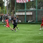 Bornova Belediyesi personel futbol turnuvası şampiyonu Kırsal Hizmetler Müdürlüğü kupasını kaldırıyor.