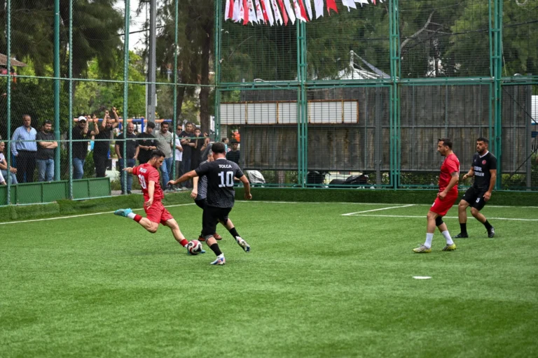 Bornova Belediyesi personel futbol turnuvası şampiyonu Kırsal Hizmetler Müdürlüğü kupasını kaldırıyor.