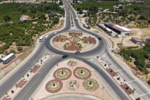İzmir Seferihisar'da yenilenen Karakoç ve Akarca kavşaklarının estetik peyzaj düzenlemesi
