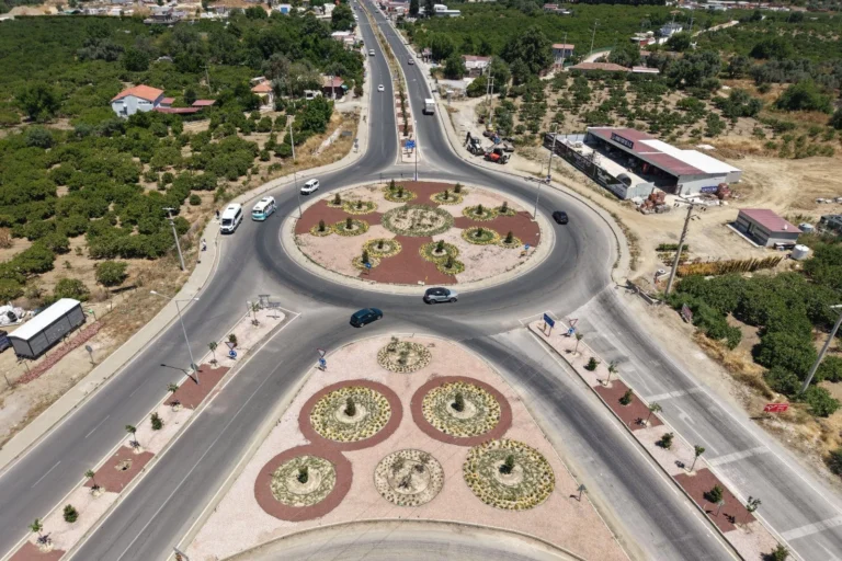 İzmir Seferihisar'da yenilenen Karakoç ve Akarca kavşaklarının estetik peyzaj düzenlemesi