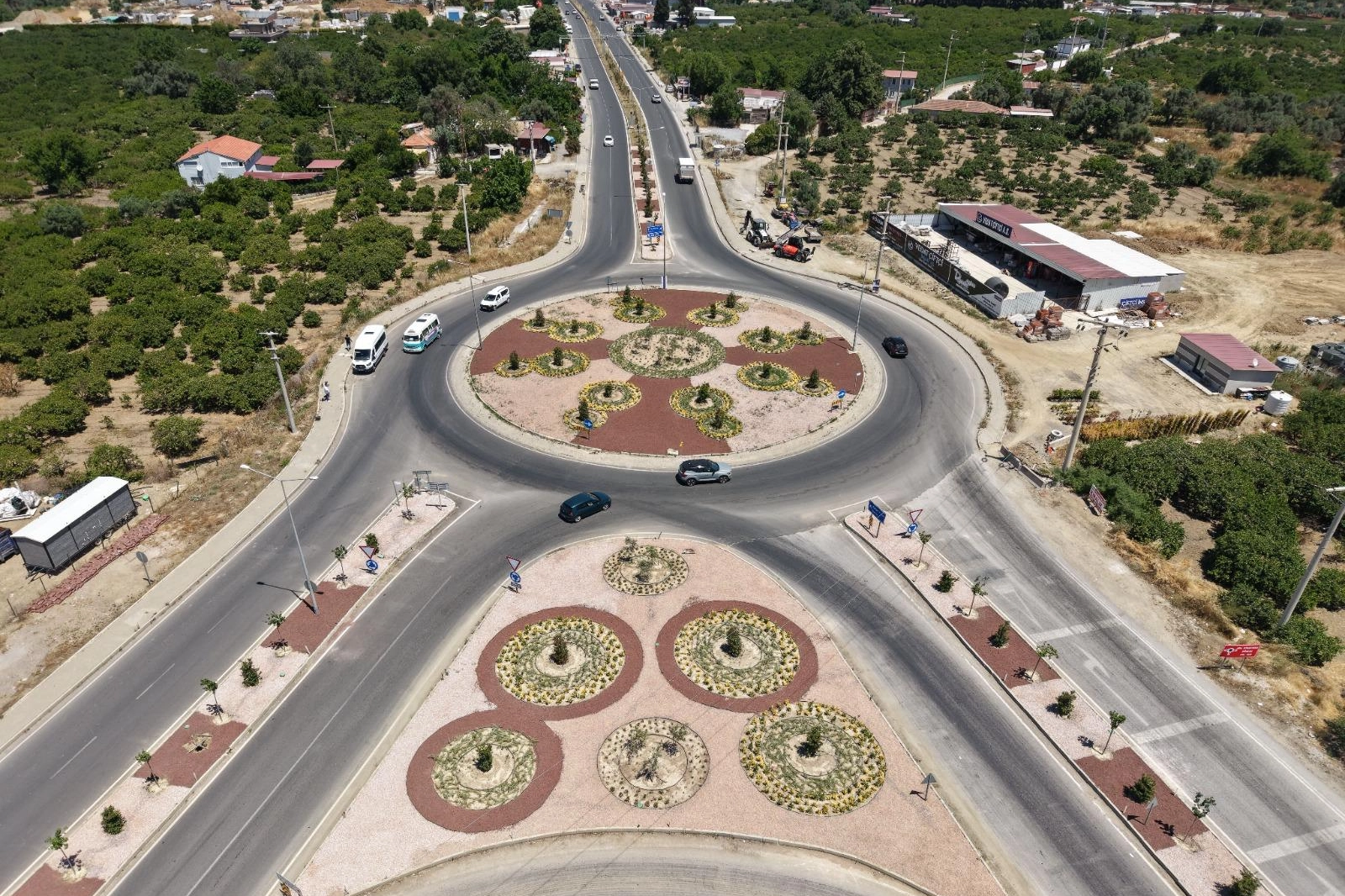 İzmir Seferihisar'da yenilenen Karakoç ve Akarca kavşaklarının estetik peyzaj düzenlemesi