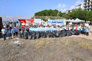 Mersin'de Çevre Haftası kapsamında sahillerde yapılan temizlik etkinliği