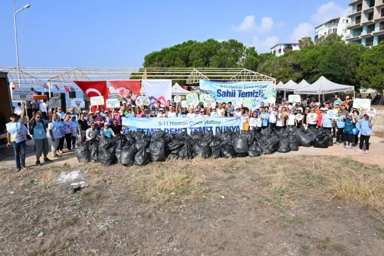 Mersin'de Çevre Haftası kapsamında sahillerde yapılan temizlik etkinliği