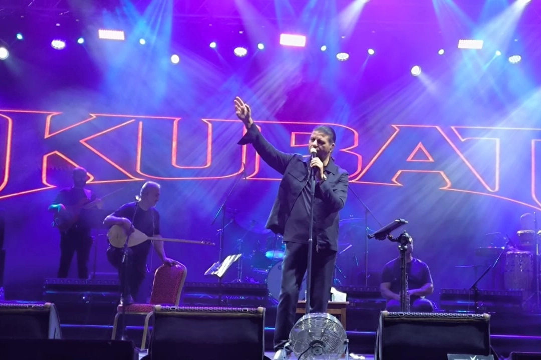 Mardin Yeşilli'de düzenlenen Kiraz Festivali'nde sahne alan sanatçı Kubat ve coşkulu kalabalık