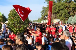 Gaziantep'te vatandaşlar Milli Takım maçını dev ekrandan coşkuyla izliyor