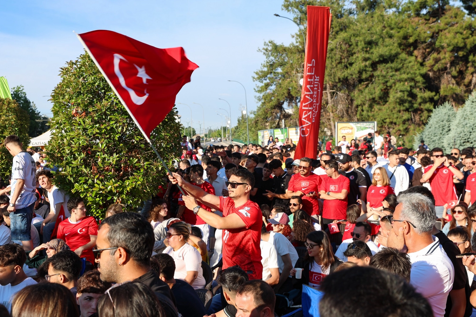 Gaziantep'te vatandaşlar Milli Takım maçını dev ekrandan coşkuyla izliyor
