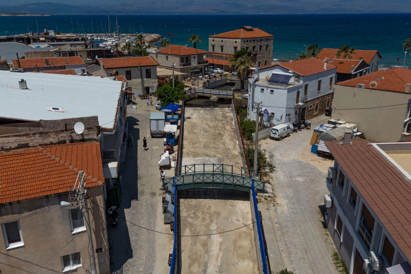 İZSU, Urla ve Çeşme'de dere yataklarını güçlendirerek ve korkulukları yenileyerek Yarımada'da güvenlik önlemlerini artırdı.