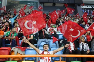 Konya Selçuklu'da A Milli Futbol Takımı'nın Dünya Kupası maçı dev ekrandan coşkuyla izleniyor