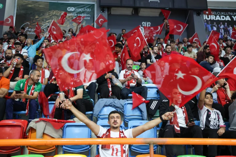 Konya Selçuklu'da A Milli Futbol Takımı'nın Dünya Kupası maçı dev ekrandan coşkuyla izleniyor