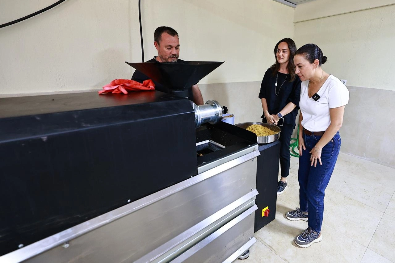 Efes Selçuk Belediyesi'nde atık yemeklerden sokak hayvanları için mama üretimi