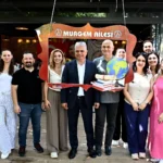 Muratpaşa Belediye Başkanı Ümit Uysal, MURGEM mezunlarıyla bir araya geldiği buluşmada konuşma yapıyor.