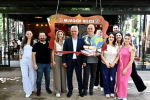 Muratpaşa Belediye Başkanı Ümit Uysal, MURGEM mezunlarıyla bir araya geldiği buluşmada konuşma yapıyor.