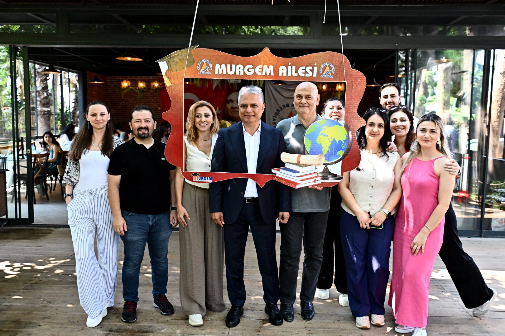 Muratpaşa Belediye Başkanı Ümit Uysal, MURGEM mezunlarıyla bir araya geldiği buluşmada konuşma yapıyor.