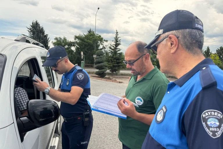 Kayseri Büyükşehir Belediyesi hobi bahçelerinde denetim yaparken