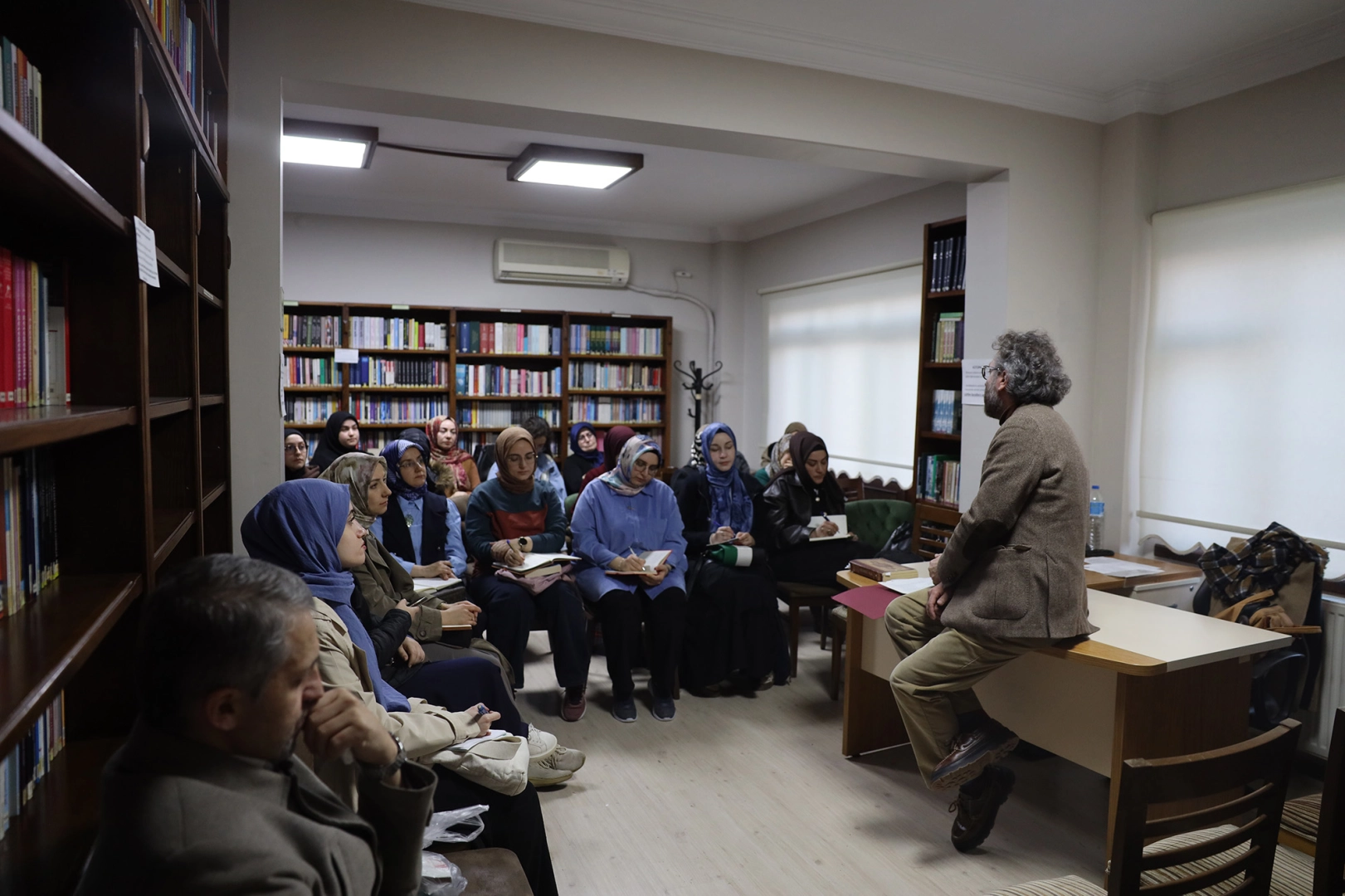 Sakarya Büyükşehir Akademi eğitimlerinin sona ermesini temsil eden toplu sertifika töreni görseli