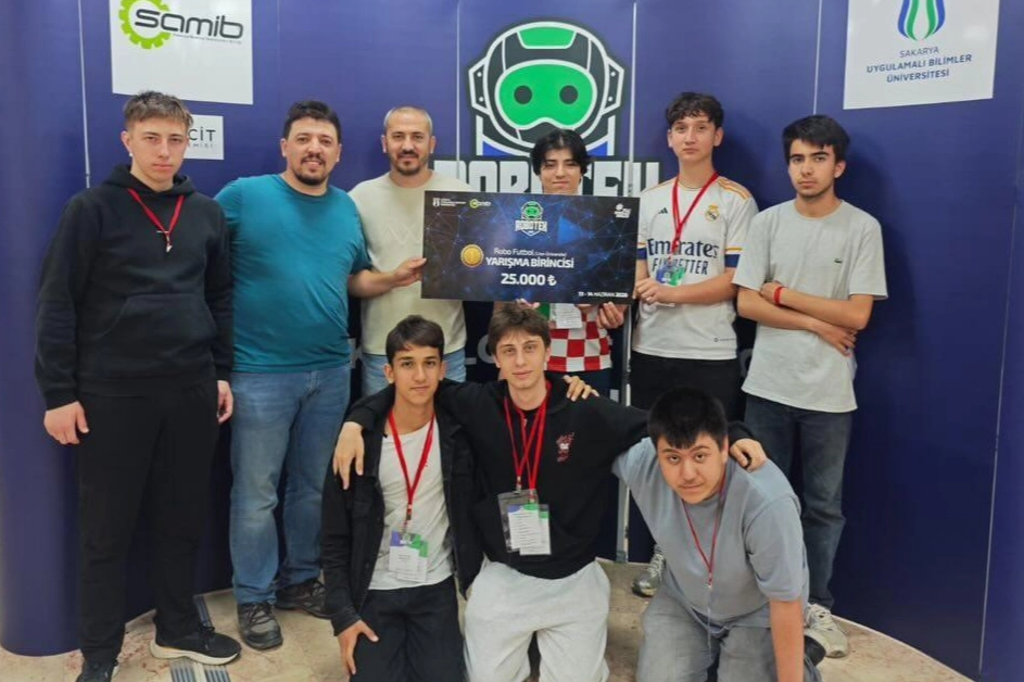 Karasu Şehit Hasan Keleş Mesleki ve Teknik Anadolu Lisesi öğrencilerinin Robotek Ulusal Robot Yarışması'nda kazandığı Türkiye birinciliği ve dördüncülüğü