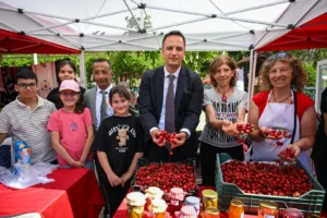 Bornova Kiraz Festivali'nde üreticiler ve vatandaşlar coşkulu bir şekilde yer alıyor.