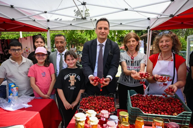 Bornova Kiraz Festivali'nde üreticiler ve vatandaşlar coşkulu bir şekilde yer alıyor.