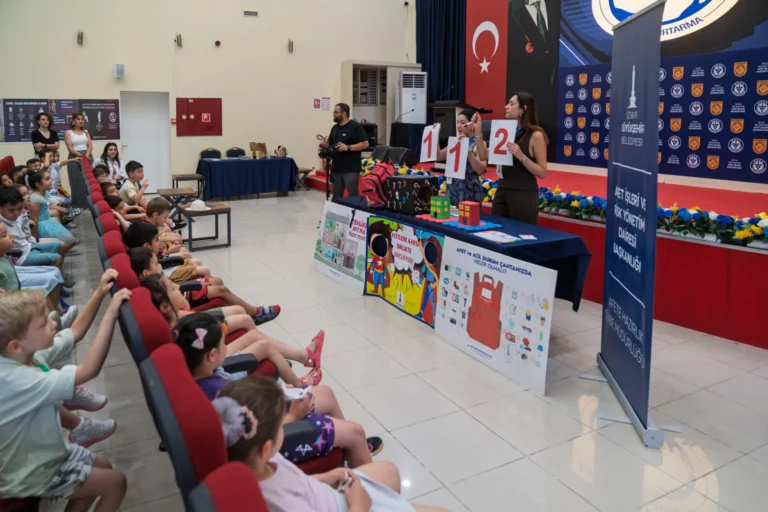 İzmir'de okul öncesi çocuklara yönelik afet bilinci eğitimleri kapsamında güvenli davranışlar ve afet çantası hazırlama konuları öğretiliyor.