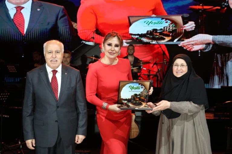 Funda Arar, Mardin Yeşilli Kiraz Festivali'nin finalinde sahne aldı.