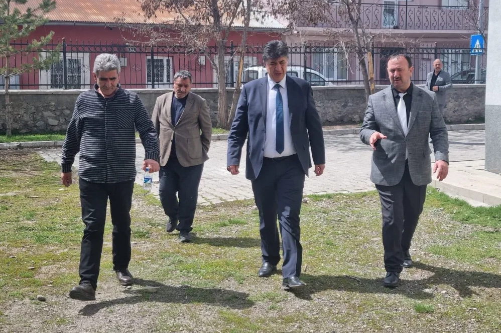 Pasinler Belediye Başkanı Ünsal Sertoğlu, ilçedeki projeleri hakkında bilgi veriyor.