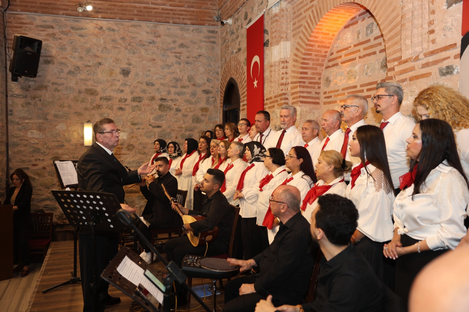 Osmangazi Belediyesi Türk Halk Müziği Topluluğu'nun dönem sonu konseri