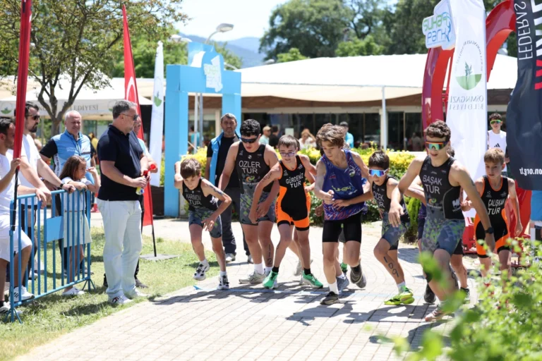 Osmangazi'de düzenlenen duatlon yarışlarında sporcular mücadele ediyor